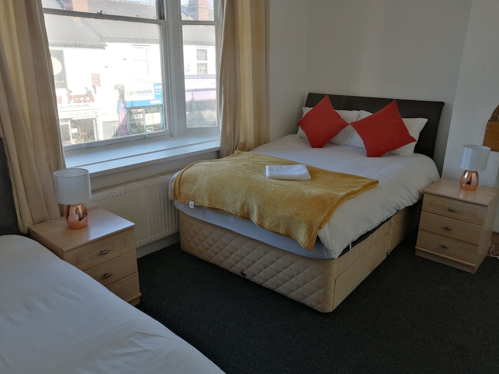 Fun 4-bed Apartment in Birmingham Central view 2