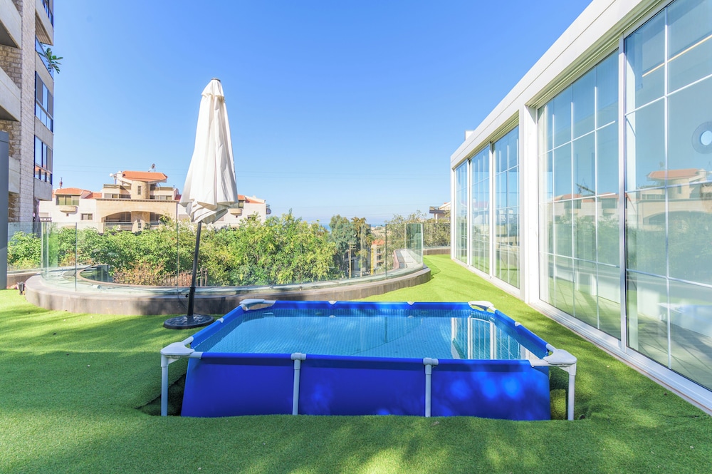 GlassHaus Rooftop 2-BR & Pool in Ghazir