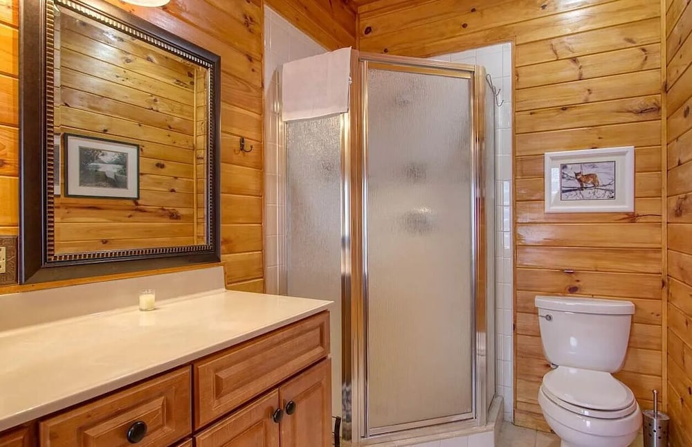 Smoky Mtn Log Cabin w Wet Bar Loft