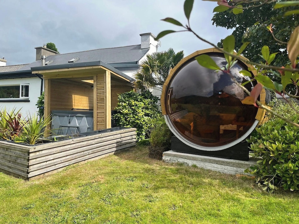 Family-pet Friendly-sleeps 10-hot Tub-sauna