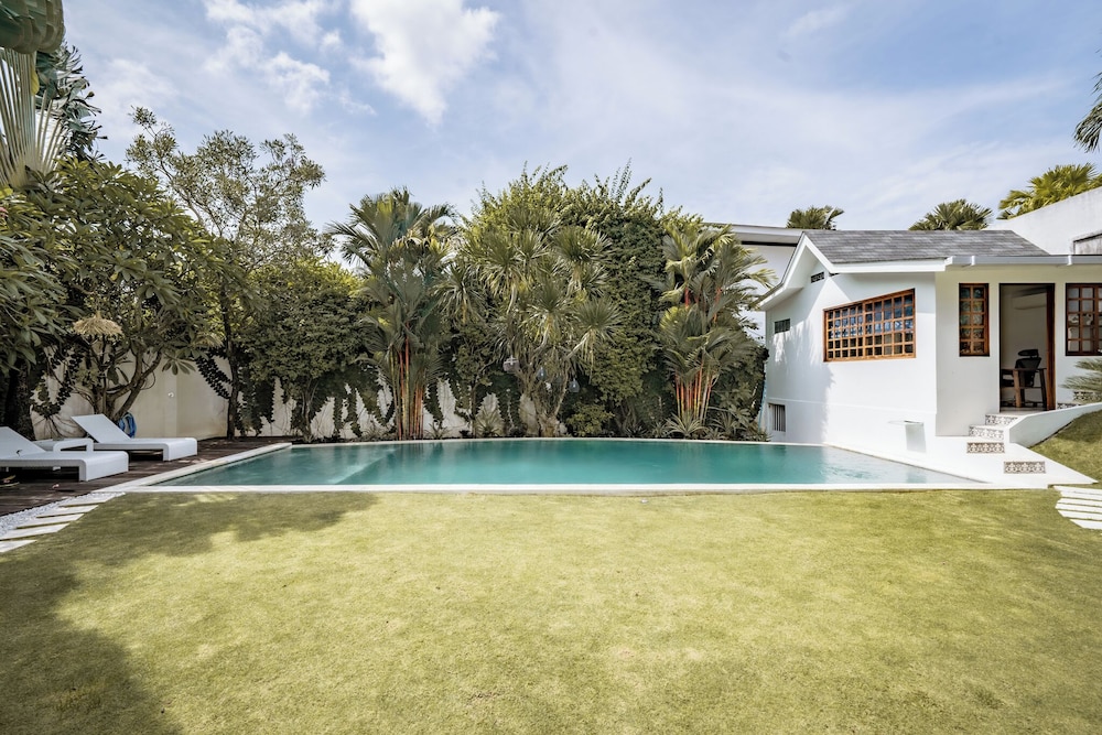 Villa Putih Umalas