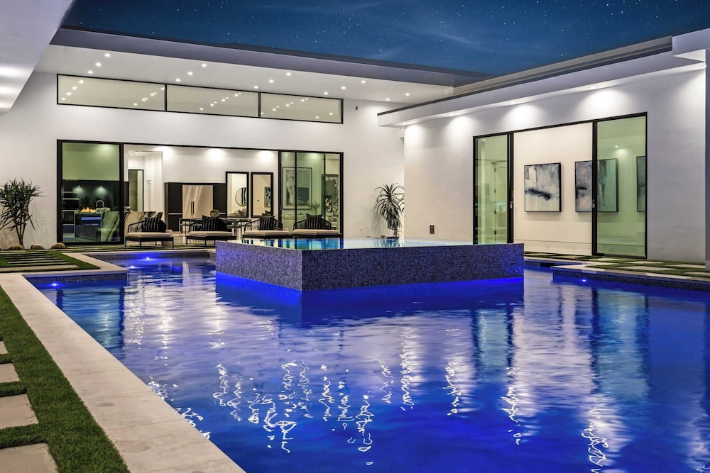 Sleeps 20 Pool, Hot Tub, & Pickleball Stay in Indio Bravo Villa #9
