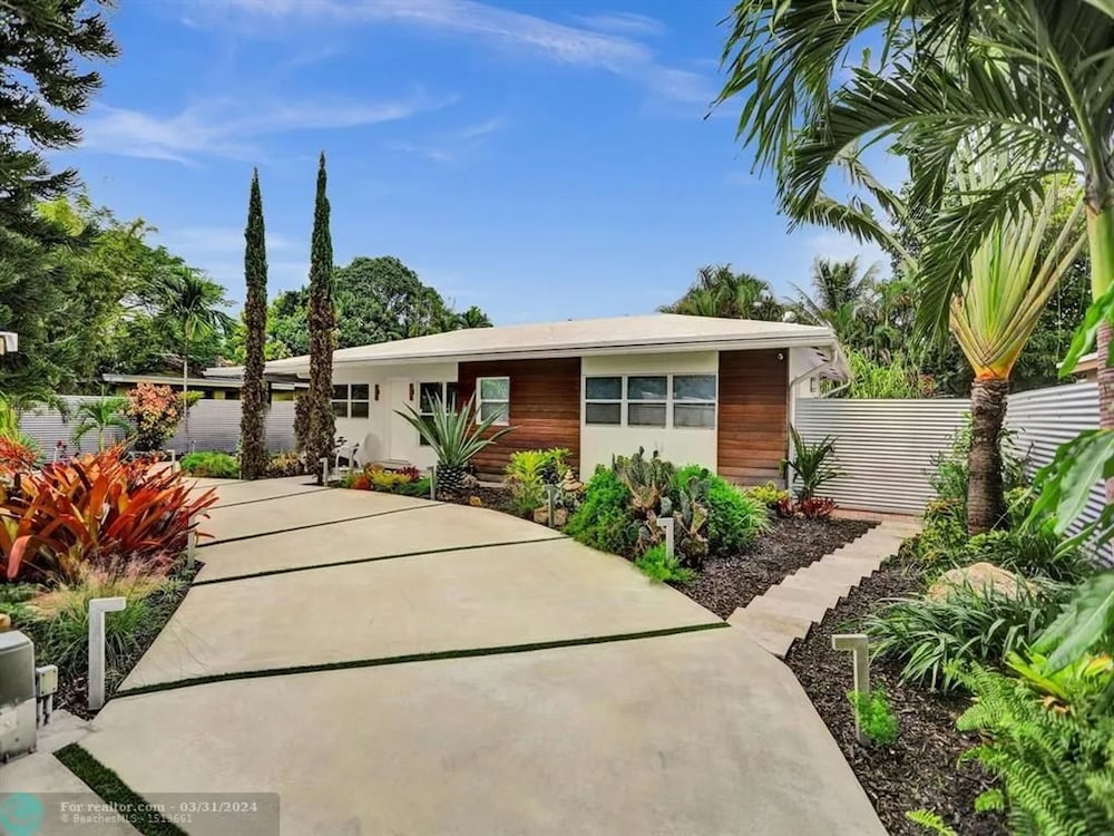Buddha House 3BR 2BA Home -lush Backyard