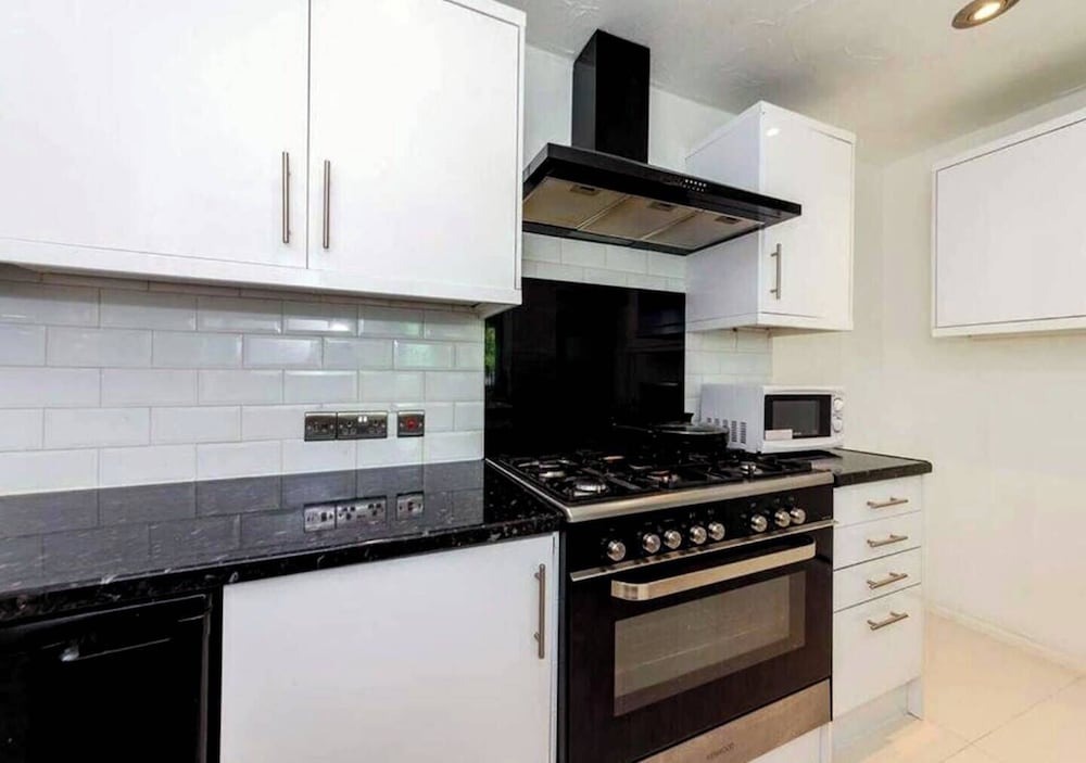 Reading - 3-bed House - Sleeps 6 - Garden - Wifi