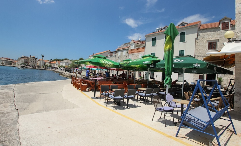 Apartment Antonio, on the Seafront With Garden