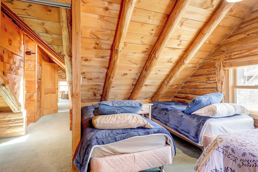 Near Trails, Lakes & Slopes: Cabin in Walpole!