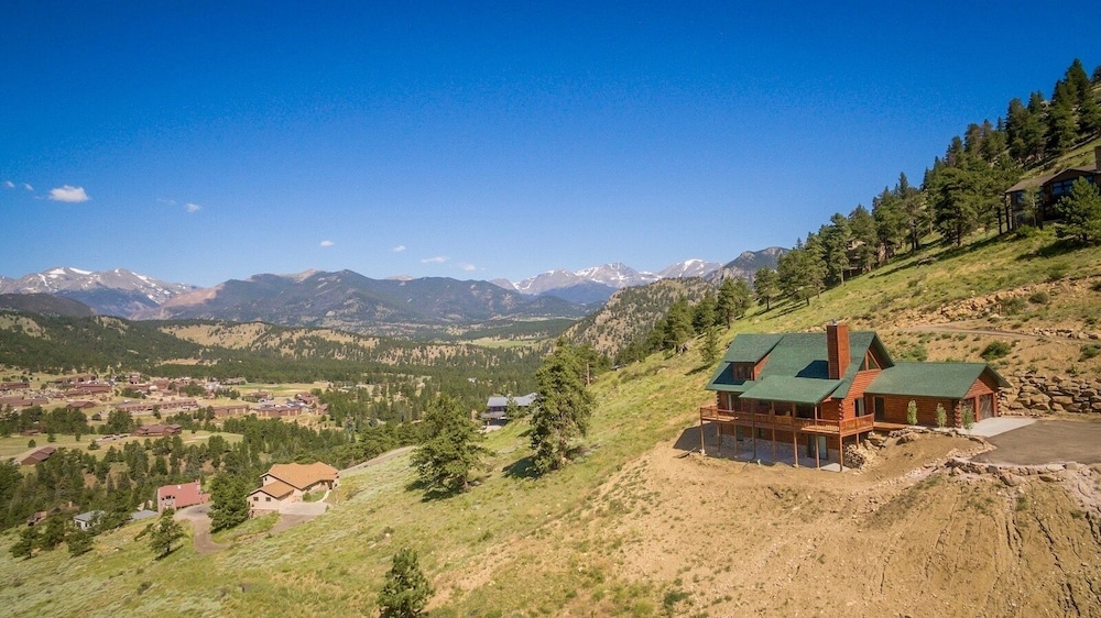 Armstrong Luxury Log Vacation  At Windcliff 4 Bedroom Home by RedAwning