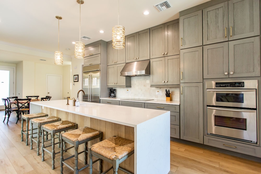 Sorrento Luxury Vacation Home: Expansive 5-Bedroom, 4.5-Bath Retreat with Private Pool, Hot Tub, and Pet-Friendly Accommodations – Just a Short Walk from S