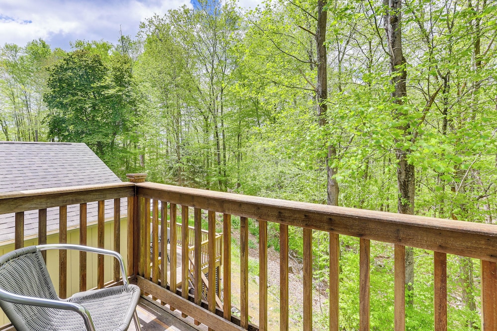BBQ Ready: Quiet Connecticut Retreat w/ Fire Pit