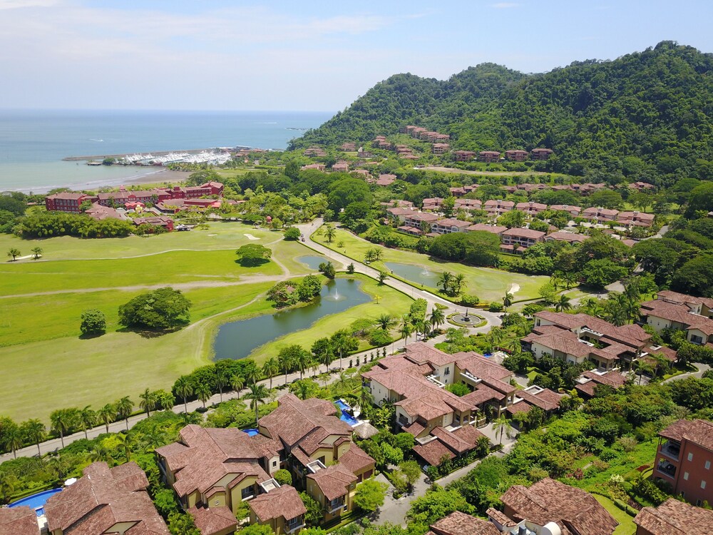 CR Luxury Los Sueños Condos