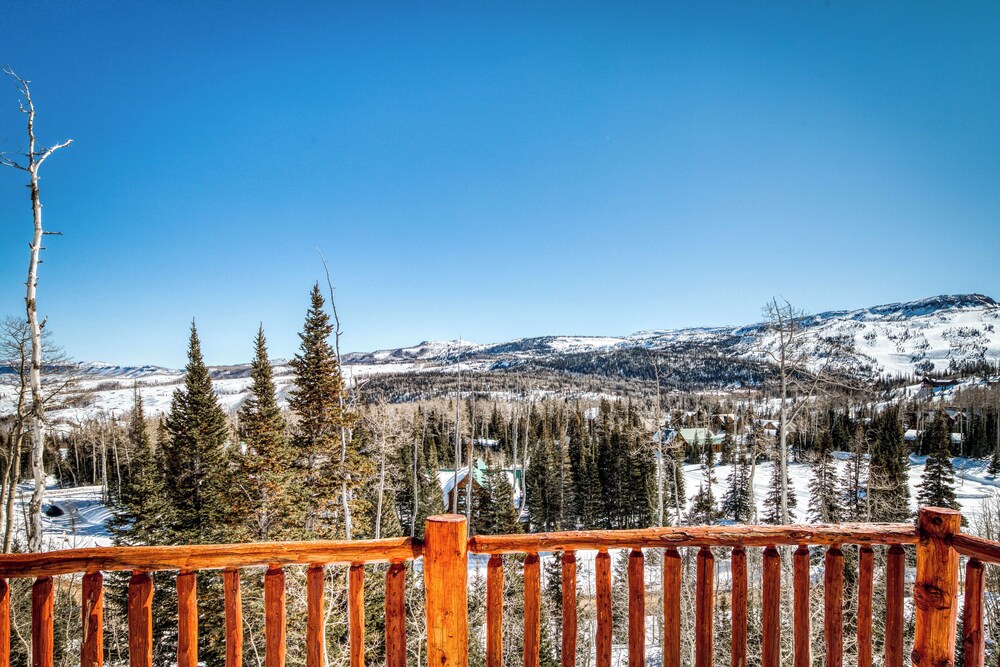 Cozy 4BR Mountain View Fireplace Deck