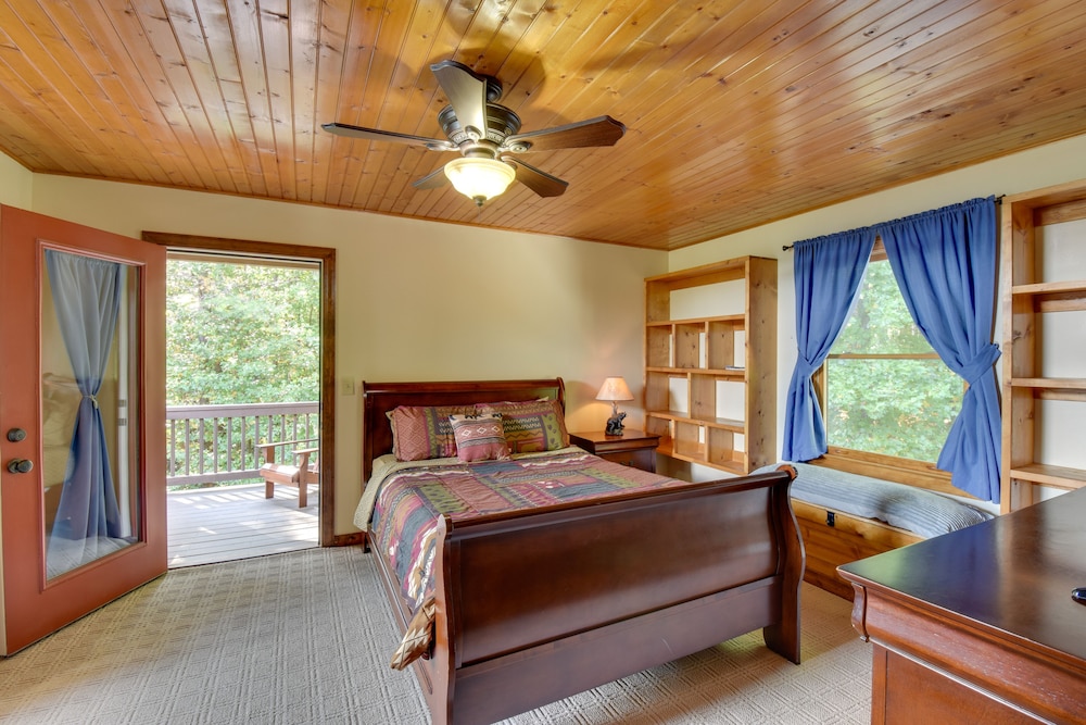 Hot Tub, Game Tables & Mtn Views: Ellijay Cabin view 2