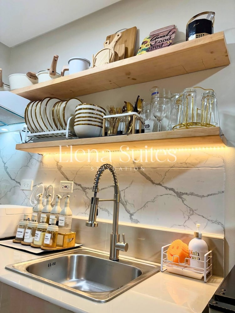 Aesthetic Cozy Stay With Ps4, Netflix & Coffee Nook - Elena Suites Staycation