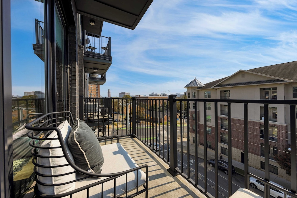 2 Units in Walkable Midtown Location, Gym+pool Honkey-tonk & Muse by Avantstay