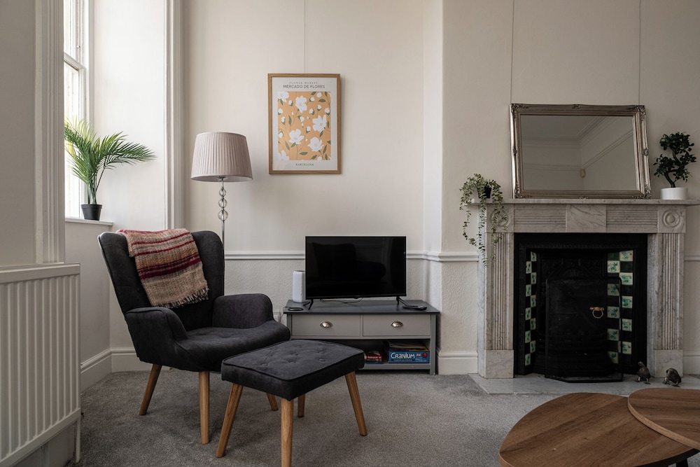 Garden Flat Apartment in Grosvenor Place