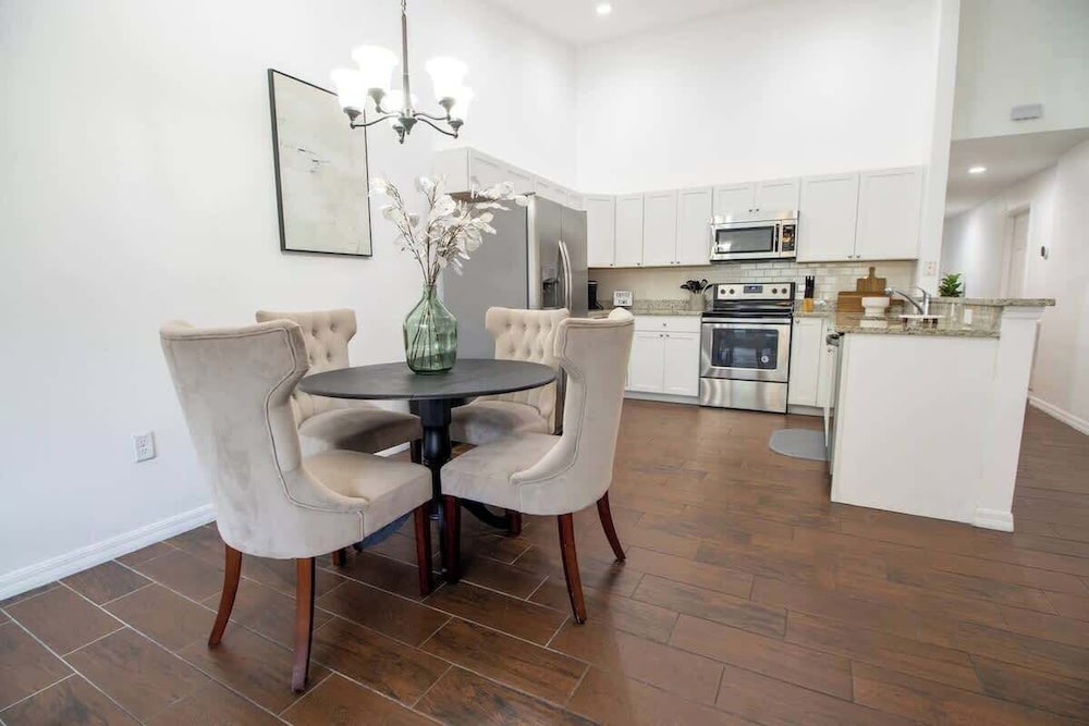 Entire Modern Home in Dade City