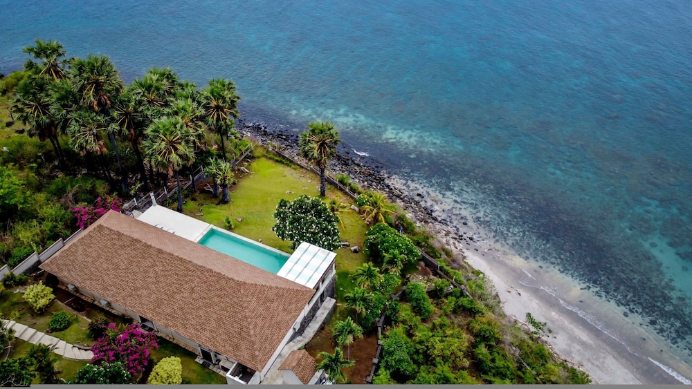 Villa Eden Roc by Alfred in Bali - Luxury Beachfront 3BR Villa With Infinity Pool Amed