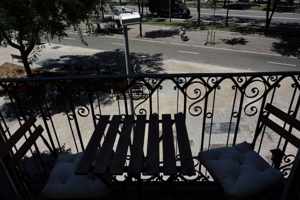 Ally's Guest House Barcelona B&B