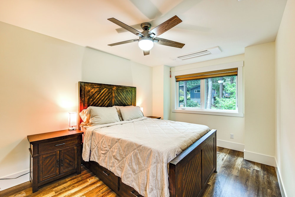Quiet PNW Base: Walkable Apt in Normandy Park