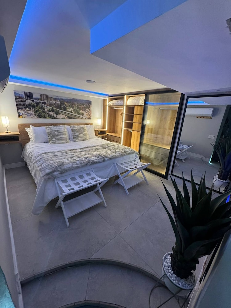 Stylish 1BR Getaway, Jacuzzi, Fireplace, Gym and AC