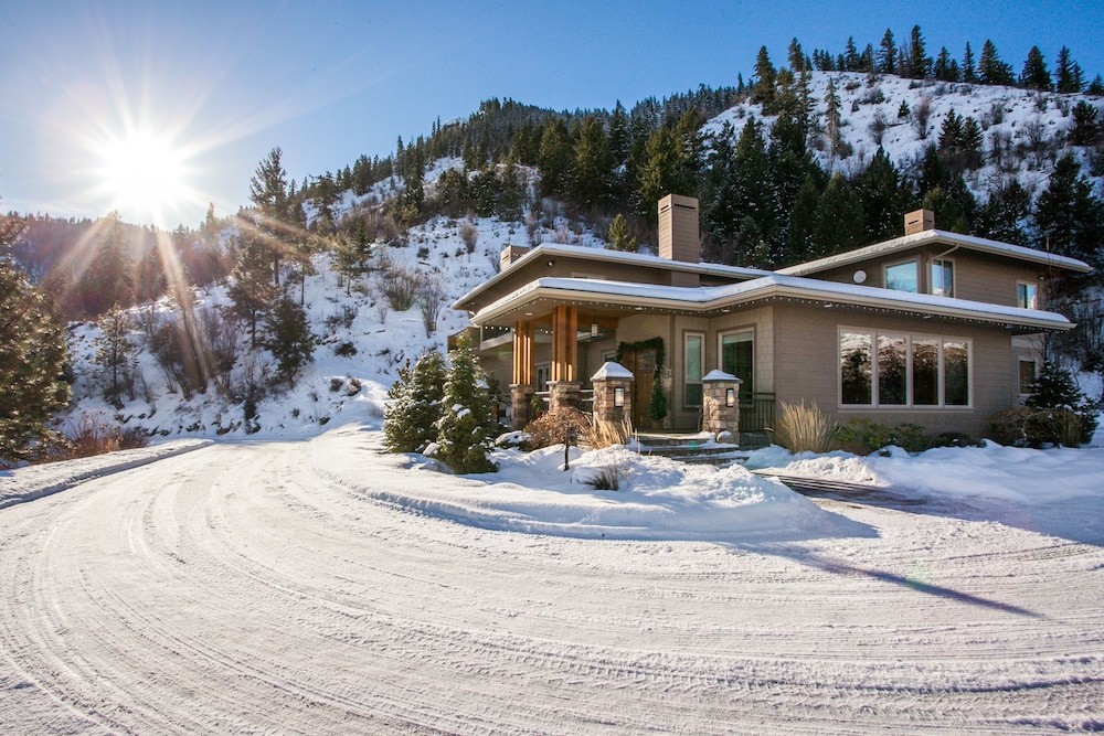 Cascade Valley Inn