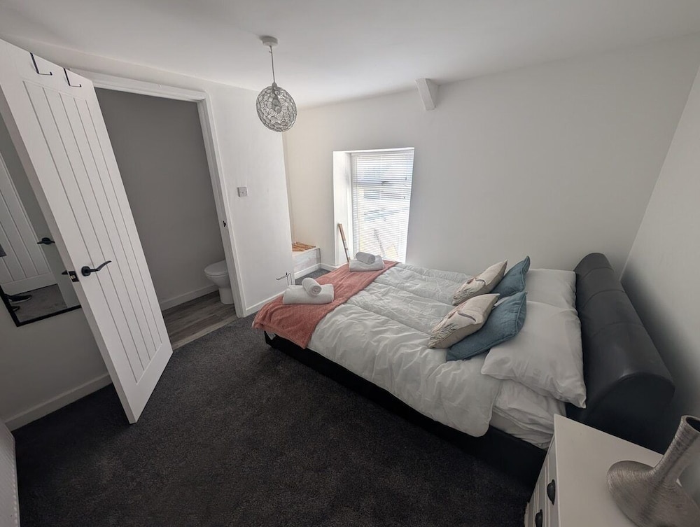Stadium View 5-bed Retreat + Parking