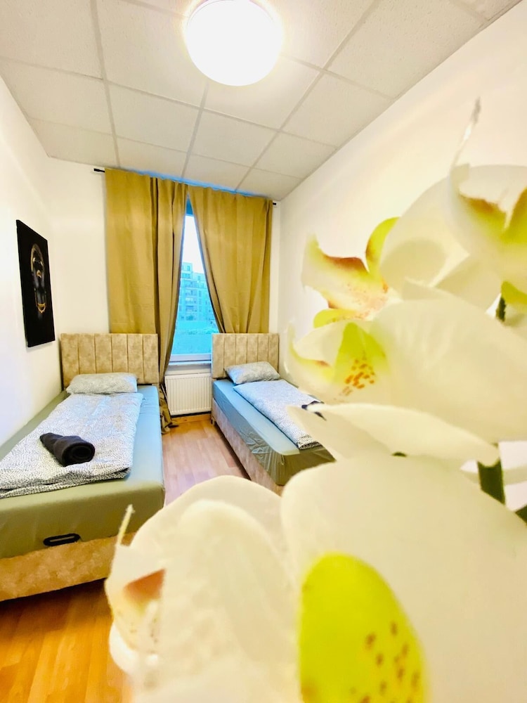 Rooms in Cozy 4BR Shared Apt Central