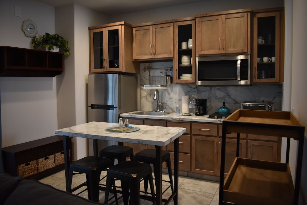 353 Hinds Avenue 1 Bedroom Apts by RedAwning view 4