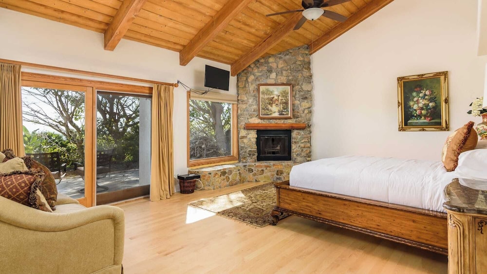 Two Estates w/ Pools, Hot Tubs, Game Rooms, Valley Views & Tennis Court Near Beaches & Wineries
