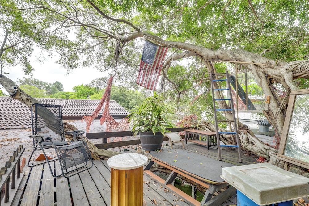 3 Mi to Beach: Hollywood Treehouse w/ Deck & Yard!
