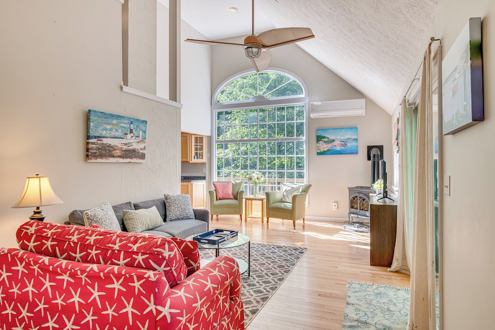 1/2 Mi to Ogunquit Beach: Maine Home w/ Deck!