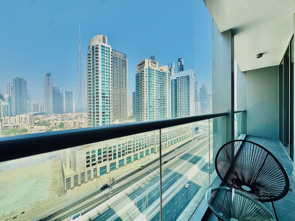 Venduras Chic 1BR Burj Views Sterling