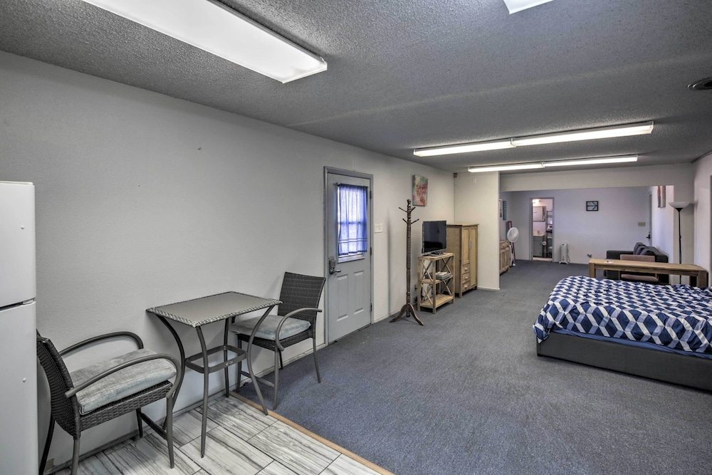 Apartment ~ 12 Mi From Hualapai Mountain Park
