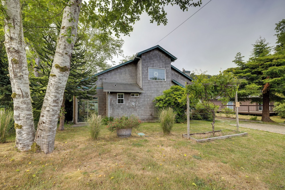 Charming Rockaway Beach House, Walk to Ocean!