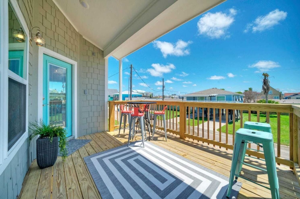 Sleeps 20 2 Modern Homes w/ Private Pool, Deck+patio 3-min Walk to the Beach