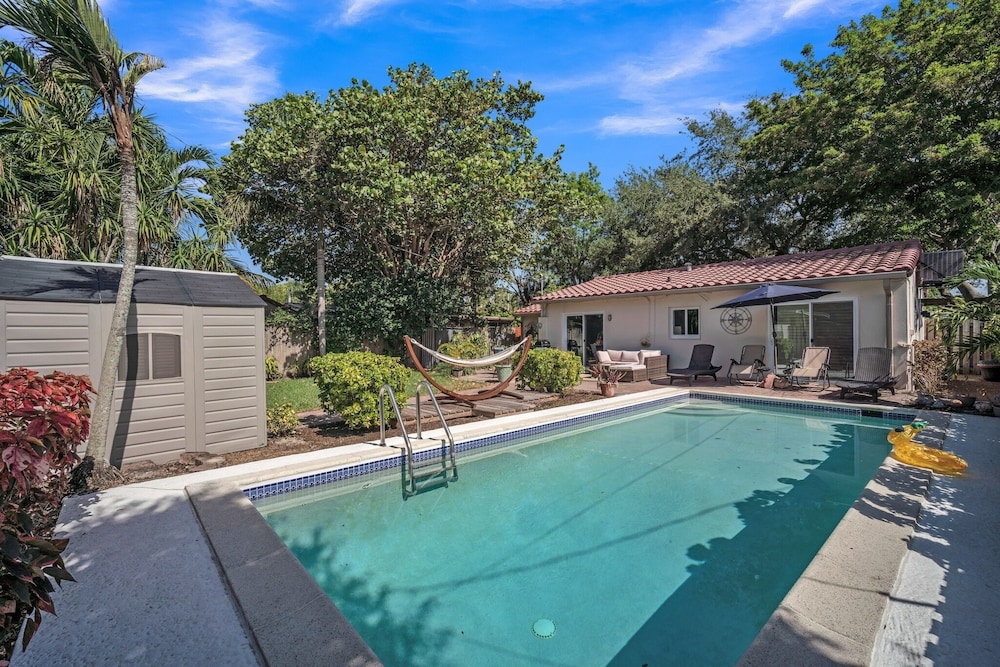 Recently Renovated Paradise W/ Private Pool! Close To Everything! 2 Bedroom Home by RedAwning - Image 2