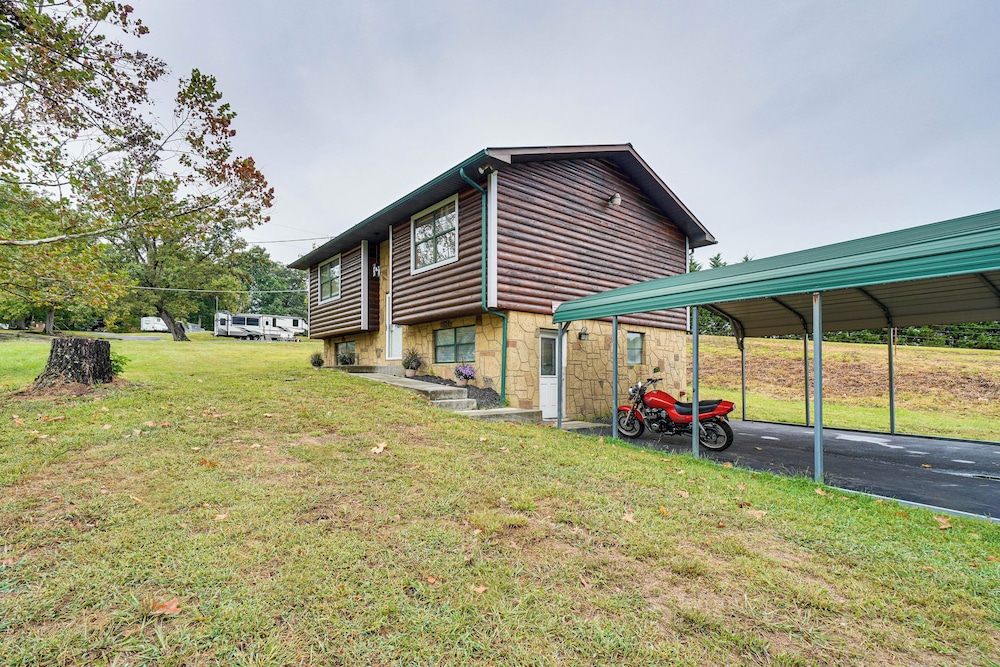Sevierville Home w/ Hot Tub: 3 Mi to Natl Park view 5