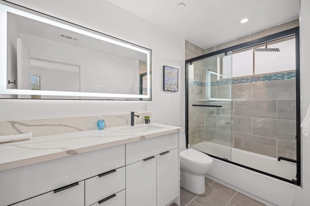 Not Affected by the Fire/modern 5BR Home With Parking, Near LA Attractions #4