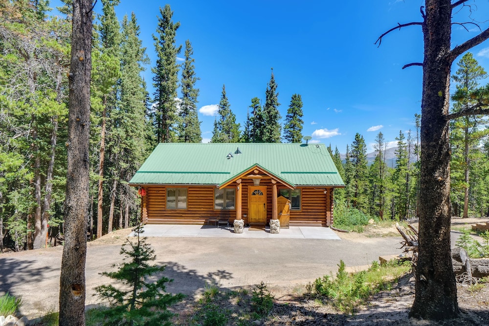 Hot Tub Hideaway w/ Views & Deck in Fairplay!