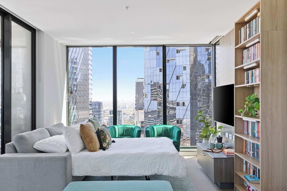 A Cozy 2BR Apt With Harbour Views and Free Parking