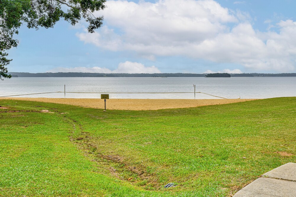 Walk to Beach: Lake Hartwell Cabin w/ Large Yard!