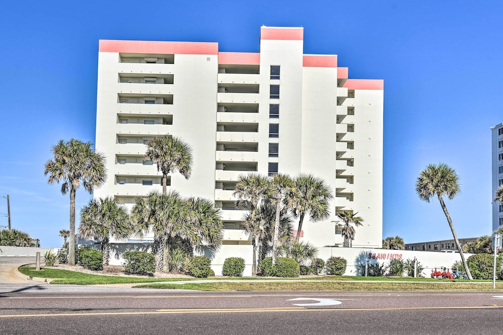 Luxe Oceanfront Condo w/ Pool, Beach Access + Gear