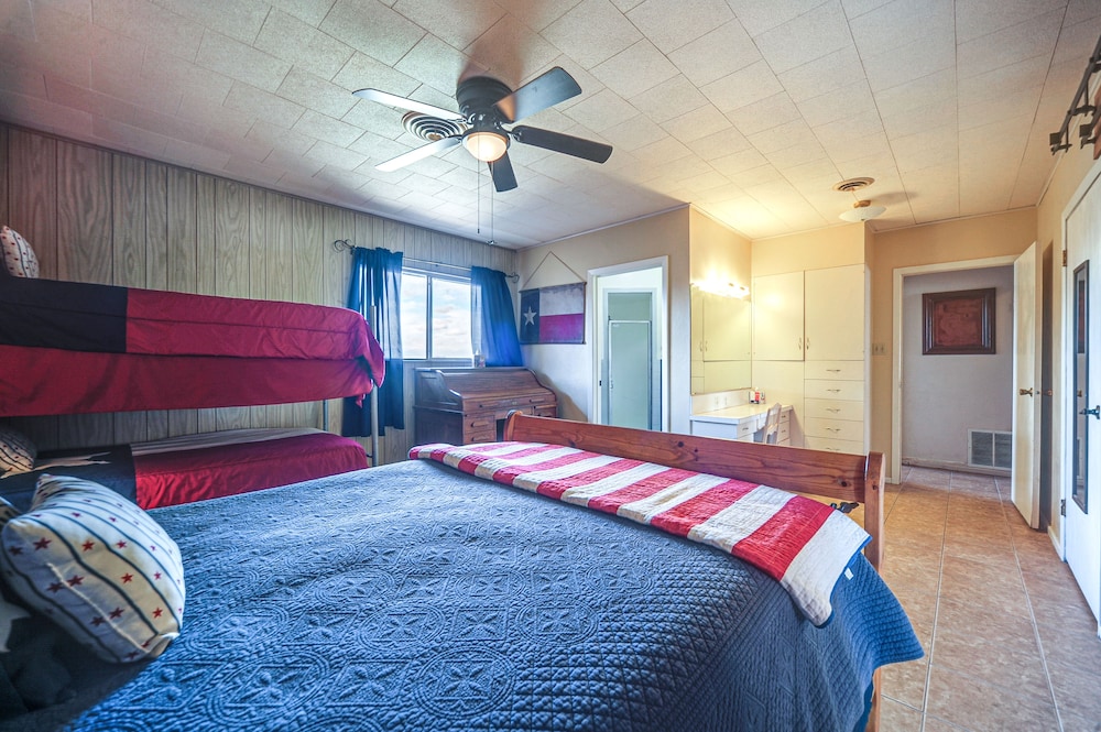 Rustic & Western House on Lake - Swim & Fish! view 3