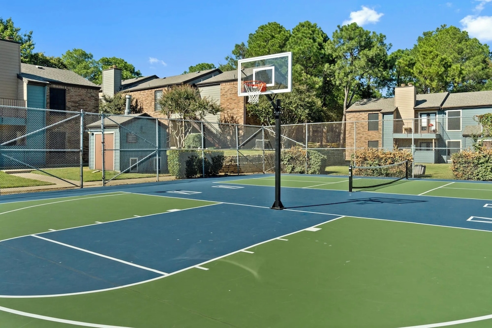 Landing Modern 2bd, Pool, Courtyard