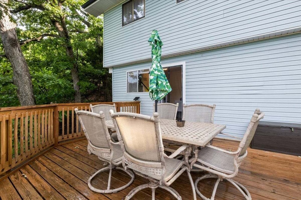 Lakefront Home, Private Dock + Kayaks,arcade Games, Pet Friendly