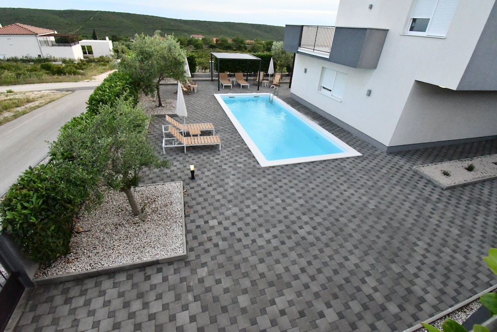 Luxury Escape With Swimming Pool & Modern Design