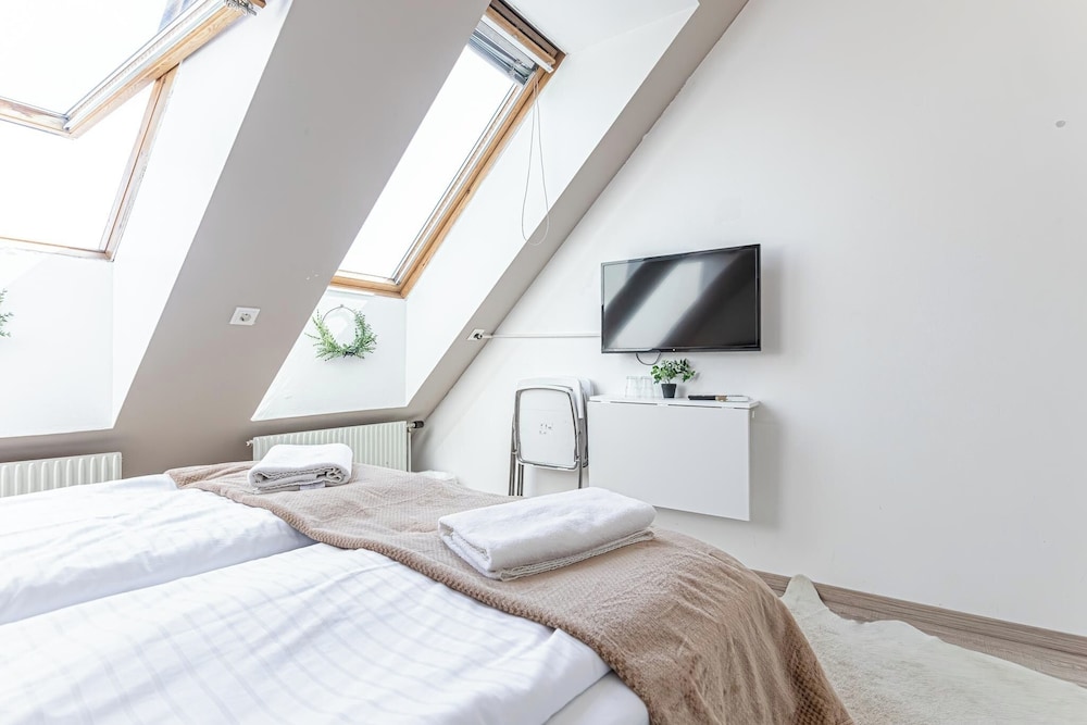 Stunning 12BR Floor For 24 People