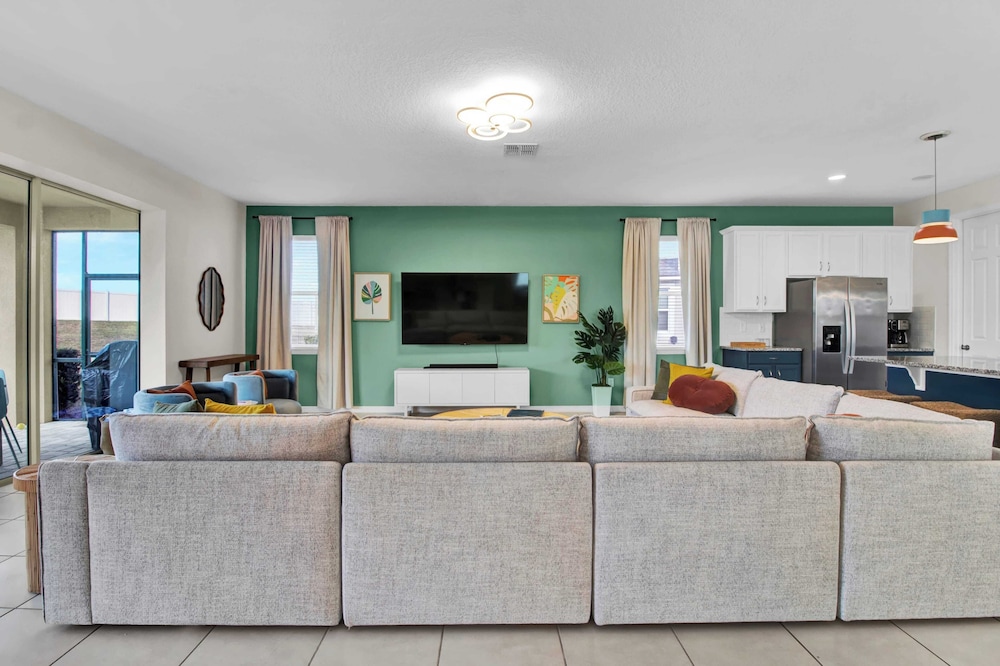 Sleeps 20! 9bdr, Star Wars-themed Game Room, Pool, Hot Tub Nassau by Avantstay
