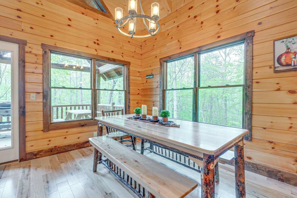 15 Mi to Hocking Hills: Secluded Cabin w/ Hot Tub
