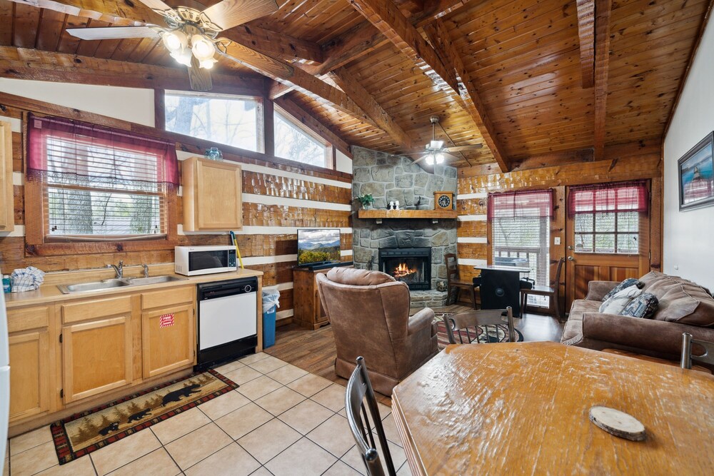 A Lover's Paradise 1 Bedroom Cabin Heavenly Views Resort view 3
